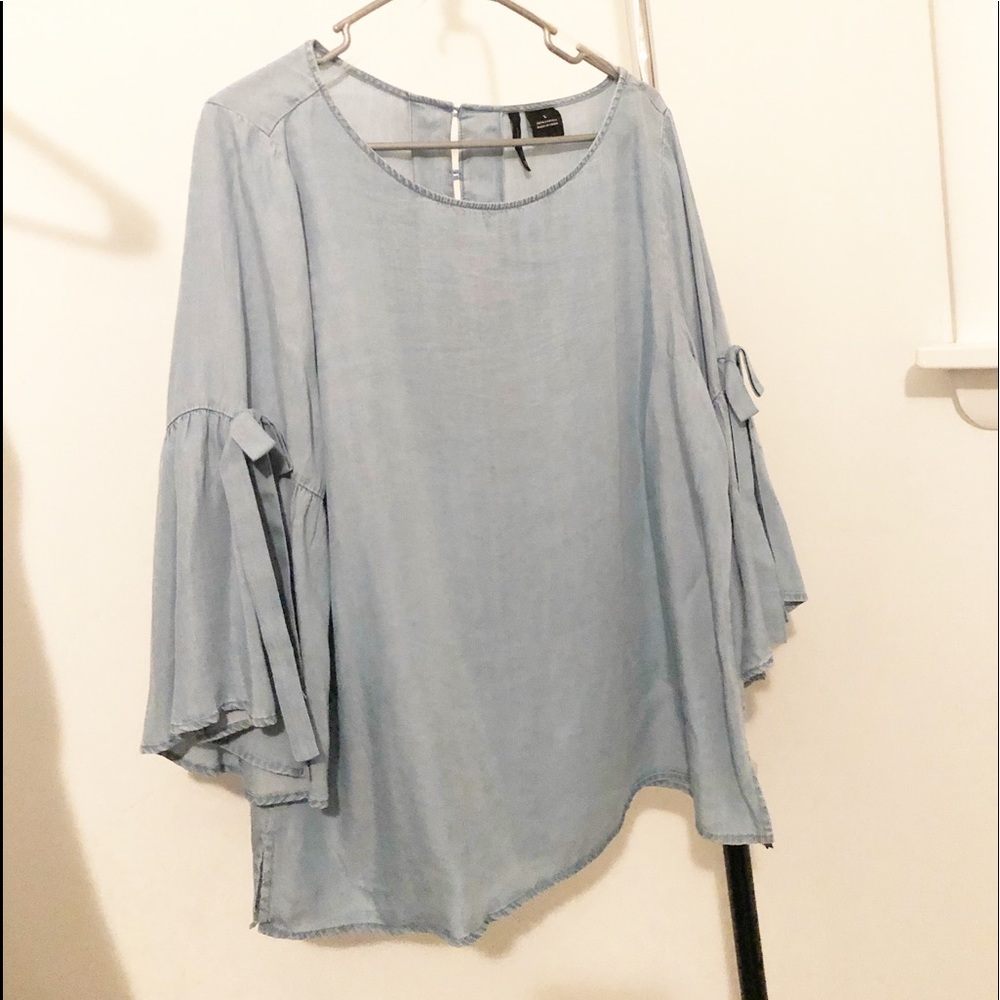 FLOWY DENIM BLOUSE